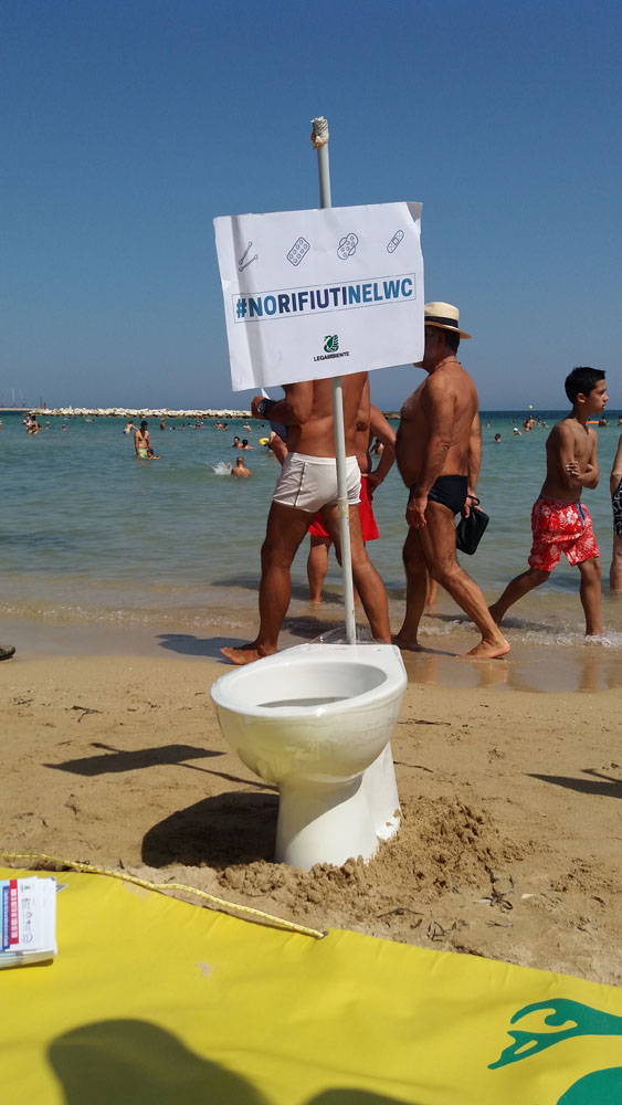 Flash mob con WC in spiaggia a Bari