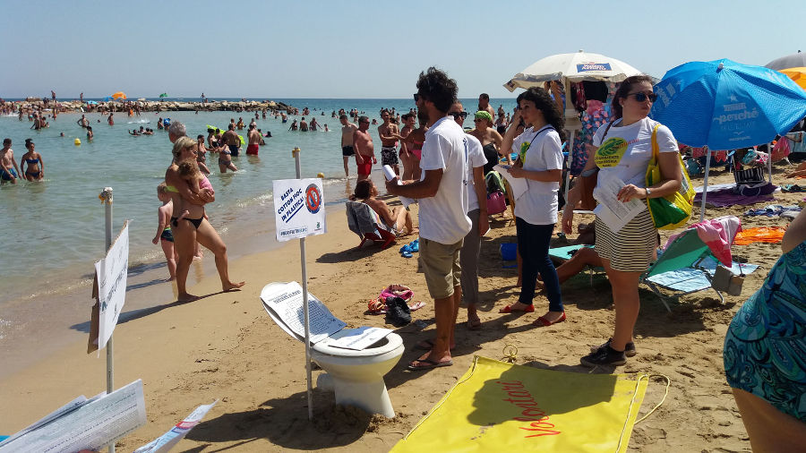 Flash mob con WC in spiaggia a Bari